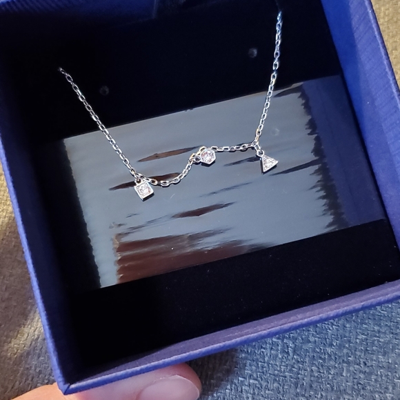 NEW! Minimalist SWAROVSKI Trio Crystal Pendants Rhodium-Plated Necklace - Picture 8 of 9